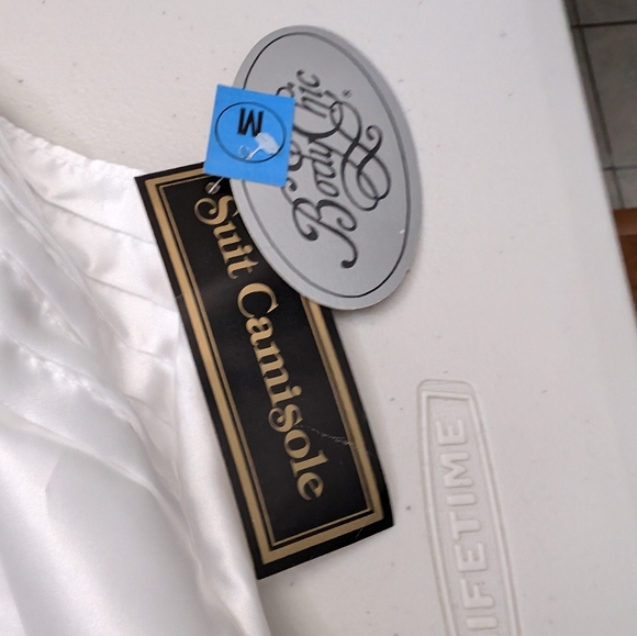 NWT. WOMEN'S POLYESTER TANK CAMISOLE. SIZE MEDIUM - Picture 4 of 5